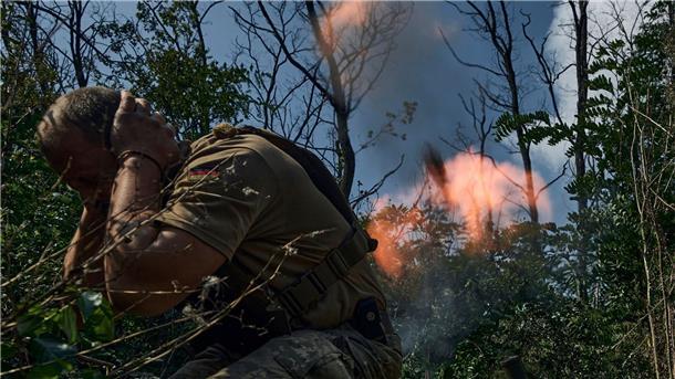 Ein ukrainischer Soldat feuert einen Mörser.