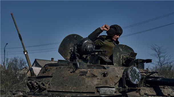 Krieg gegen die Ukraine: So ist die Lage Ein ukrainischer Soldat gestikuliert auf einem gepanzerten Mannschaftstransportwagen an der Frontlinie in Bachmut.