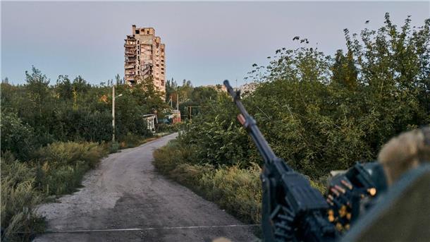 Ein ukrainischer Soldat im Einsatz in der Nähe der umkämpften Stadt Awdijiwka.
