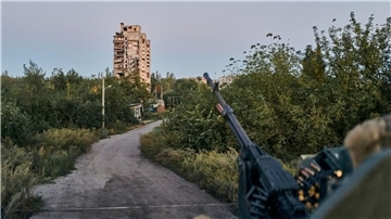 Ein ukrainischer Soldat im Einsatz in der Nähe der umkämpften Stadt Awdijiwka.