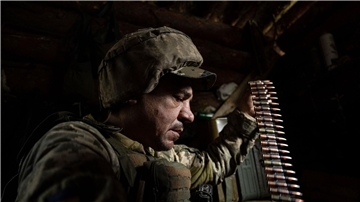Ein ukrainischer Soldat in Awdijiwka.