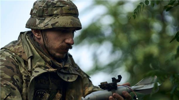Erfolg der ukrainischen Offensive - Eine Frage der Reserven Ein ukrainischer Soldat lädt eine Bombe auf eine Drohne.