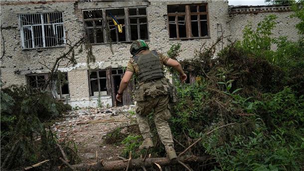 Krieg gegen die Ukraine: So ist die Lage Ein ukrainischer Soldat läuft zu seiner Position in dem kürzlich zurückeroberten Ort Blahodatne im Gebiet Donezk.
