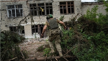 Ein ukrainischer Soldat läuft zu seiner Position in dem kürzlich zurückeroberten Ort Blahodatne im Gebiet Donezk.
