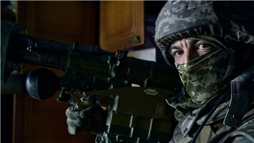 Ein ukrainischer Soldat mit einer Flugabwehrrakete vom Typ Igla in der Region Donezk.