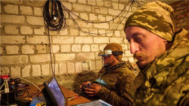 Krieg gegen die Ukraine: So ist die Lage Ein ukrainischer Soldat steuert eine FPV-Drohne über russischen Stellungen in der Region Charkiw.