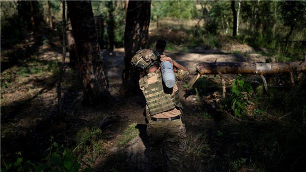 Krieg gegen die Ukraine: So ist die Lage Ein ukrainischer Soldat trägt eine Granate in Richtung einer Haubitze an der Frontlinie bei Lyman.