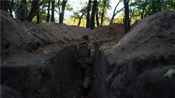 Ukraine startet offenbar Rückeroberungsversuch von Cherson Ein ukrainischer Soldat überprüft die von russischen Soldaten ausgehobenen Schützengräben.