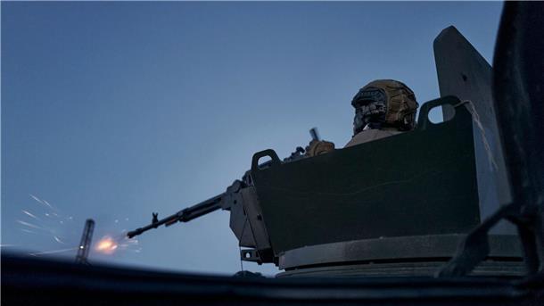 Russische Truppen erzielen Geländegewinne bei Awdijiwka Ein ukrainischer Soldat während eines Gefechts in Awdijiwka.