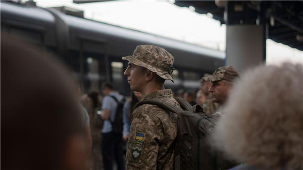 Krieg gegen die Ukraine: So ist die Lage Ein ukrainischer Soldat wartet am Bahnhof in Kiew auf einen Zug in Richtung der Frontgebiete.