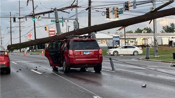 Ein umgestürzter Strommast auf einem Auto an einer Kreuzung in Westminster im Osten der USA.