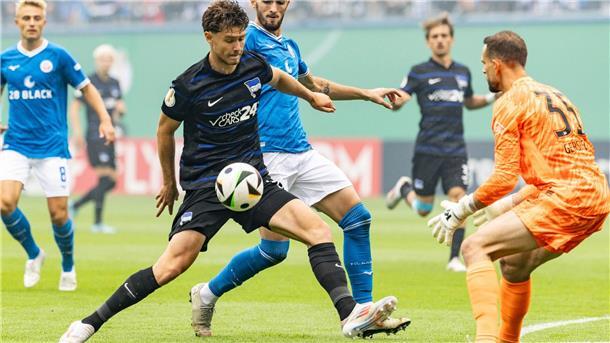 Trotz Patzer: Hertha siegt verdient in Rostock Ein umkämpftes Spiel lieferten sich Hansa und Hertha.