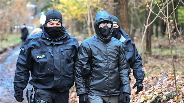 Höhenretter holen erneut Tesla-Gegner von Bäumen Ein Umweltaktivist wird aus dem aufgelösten Tesla-Protestcamp in Grünheide gebracht.