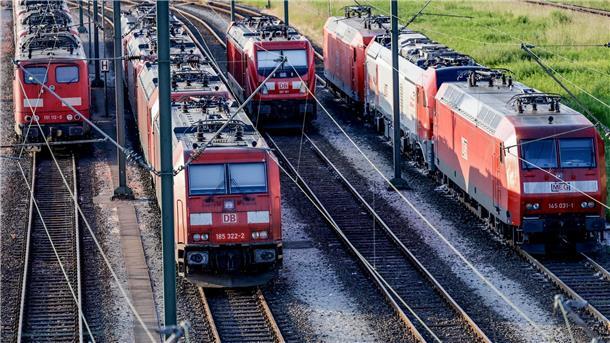 Tarifkonflikt beendet: Kein unbefristeter Streik Ein unbefristeter Streik wurde von weniger als der Hälfte der EVG-Abstimmungsteilnehmer gefordert. Die hohe Hürde von 75 Prozent für einen Arbeitskampf wurde damit deutlich verfehlt.