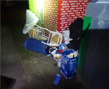 Ein Unbekannter hat seinen Müll in Brake bei Glascontainern entsorgt.