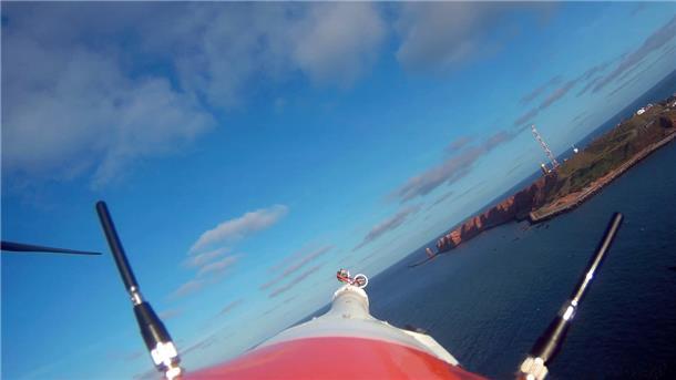 unbemanntes Luftfahrzeug im Anflug auf Helgoland