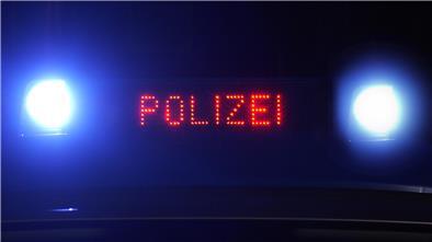 Detailaufnahme von Blaulicht mit Schriftzug „Polizei“.
