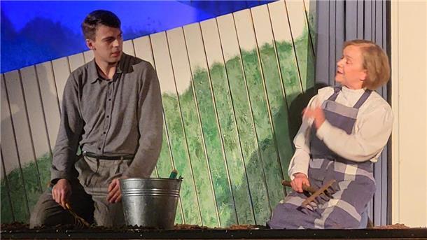 Ein ungleiches Paar, das sich doch viel zu geben hat: Harold und Maude in der Inszenierung der Plattdüütschen.