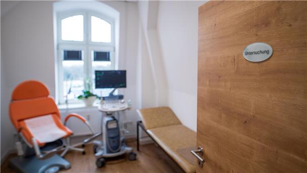 Ein Untersuchungszimmer beim Frauenarzt: Wie gut die gynäkolgische Versorgung von Frauen mit Mobilitätseinschränkungen ist, soll jetzt eine Erhebung im Land Bremen zeigen. 