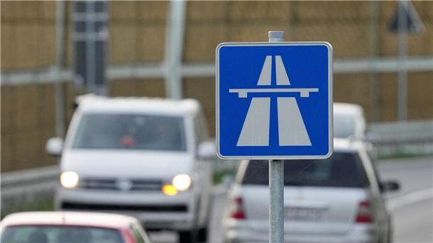 Jugendlicher fährt ohne Fahrerlaubnis - Vater sitzt daneben Ein Vater ließ seinen minderjährigen Sohn ohne Fahrerlaubnis auf der Autobahn fahren.