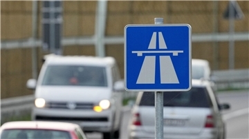 Ein Vater ließ seinen minderjährigen Sohn ohne Fahrerlaubnis auf der Autobahn fahren.