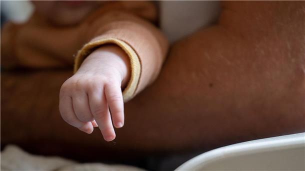 Zahl der Geburten auf niedrigstem Stand seit 2013 Ein Vater trägt seine Tochter auf dem Arm.