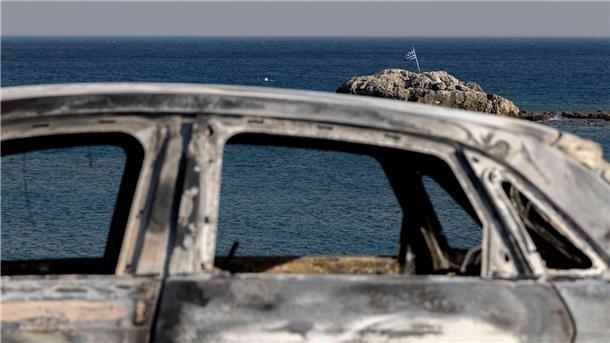 Griechische Feuerwehr: Brände größtenteils unter Kontrolle Ein verbranntes Fahrzeug auf der Insel Rhodos.