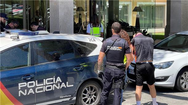 Ein Verdächtiger wird von der Polizei zu einem Hotel gebracht, wo es zu einem sexuellen Übergriff gekommen sein soll.