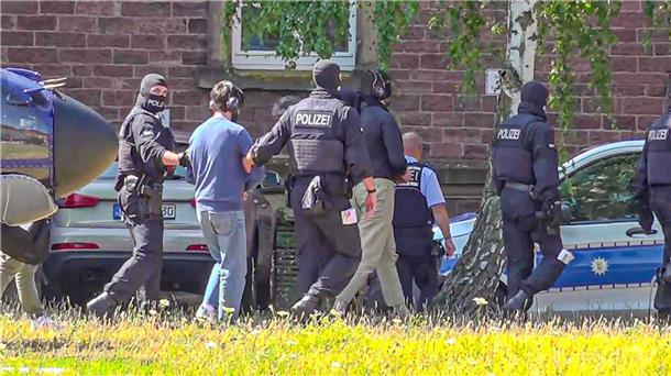 Polizei zerschlägt mutmaßliche islamistische Terrorzelle Ein Verdächtiger wird von Polizisten zum Haftrichter gebracht.