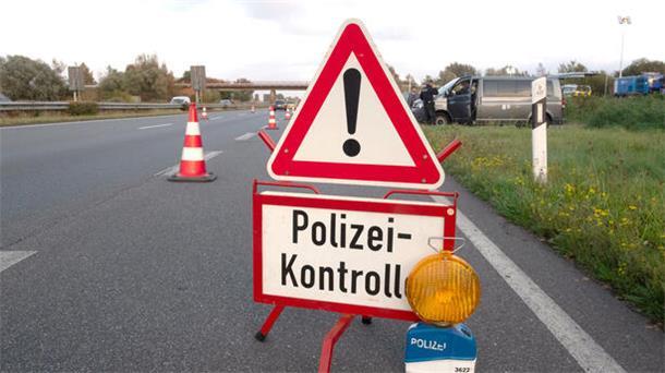 Ein Verkehrsschild mit dem Hinweis Polizei-Kontrolle.  