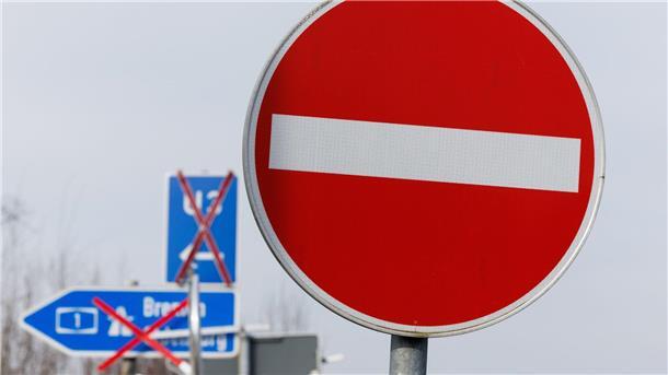 Alte Brücke abgerissen: A1 nördlich von Osnabrück gesperrt Ein Verkehrsschild „Verbot der Einfahrt“ ist an der Autobahnauffahrt in Fahrtrichtung Bremen und Oldenburg zu sehen.