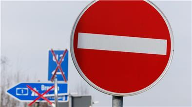 Ein Verkehrsschild „Verbot der Einfahrt“ ist an der Autobahnauffahrt in Fahrtrichtung Bremen und Oldenburg zu sehen.