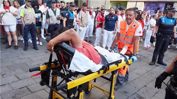 Ein verletzter Mann auf einer Bahre beim  Stiertreiben im spanischen Pamplona.