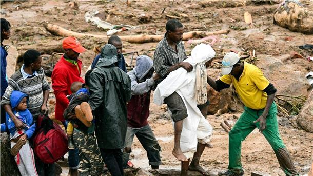 Ein verletzter Mann wird in Malawi über eine Behelfsbrücke getragen.