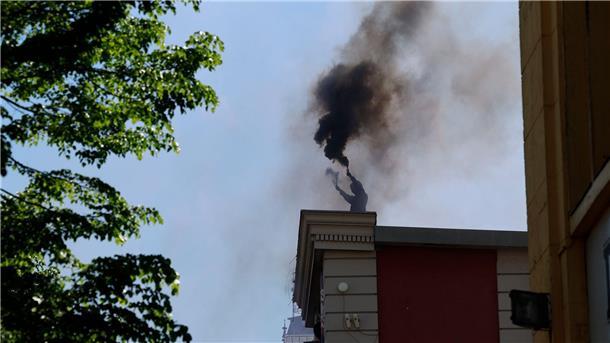 Friedlicher 1. Mai in Berlin - Gewalt in Stuttgart Ein Vermummter brennt auf dem Dach der Roten Flora in Hamburg Pyrotechnik ab.