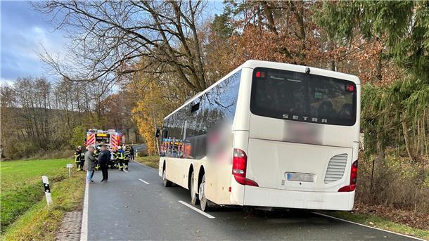 Acht verletzte Schüler bei Busunfall in Mittelfranken Ein verunglückter Schulbus auf einer Straße im Landkreis Fürth. Bei dem Unfall wurden mehrere Schülerinnen und Schüler verletzt.