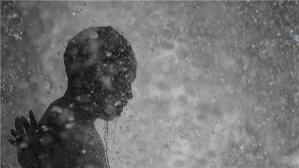 Vodou in Haiti: Die dämonisierte Volksreligion Ein Vodou-Pilger badet in einem Wasserfall, dem reinigende Kräfte zugesprochen werden. Die alljährliche Zeremonie findet zu Ehren von Haitis berühmtester Schutzpatronin „Our Lady of Mount Carmel“ statt. Diese wurde als Liebesgöttin in die haitianische Vodou-Kultur integriert.