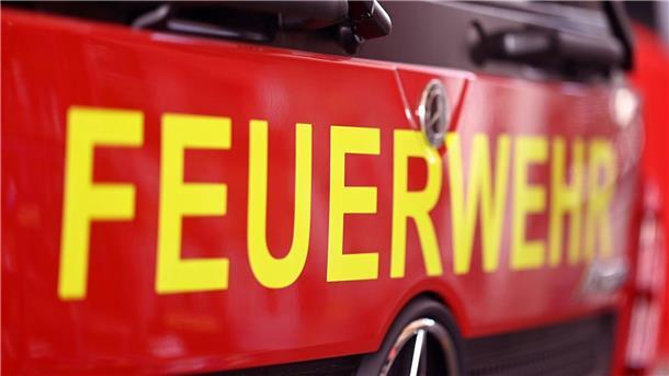 Lastwagen brennt auf A7 – Autobahn gesperrt Ein vollständig ausgebrannter Lkw beeinträchtigt den Verkehr auf der A7. (Symbolbild)