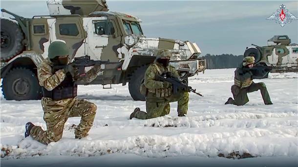 Minsk: Flugabwehrrakete ist mögliche Provokation Kiews Ein vom Pressedienst des russischen Verteidigungsministeriums veröffentlichtes Foto aus einem Video zeigt russische Soldaten bei Übungen an einem nicht näher bezeichneten Ort in Belarus.