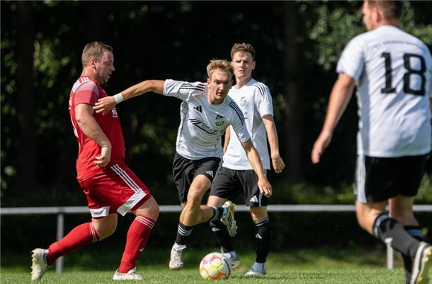 Ein von der Mauer ins Aus abgefälschter Freistoß von Alexander Wagner (Mitte) war die letzte Chance des Spiels für die SV Ippensen/Wohnste.