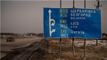 Ein von Kugeln und Granatsplittern beschädigtes Straßenschild auf der Straße zur russischen Stadt Belgorod.