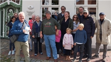 Ein von Thomas Brückmann geführter Rundgang durch das Burgdorf Ovelgönne begann vor dem Handwerksmuseum.