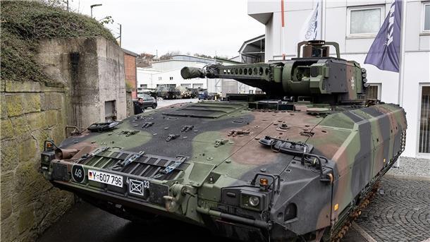 Ein vor Ort produzierter Schützenpanzer „Puma“ steht am Eingang des Rüstungsunternehmens Krauss-Maffei Wegmann in Kassel.