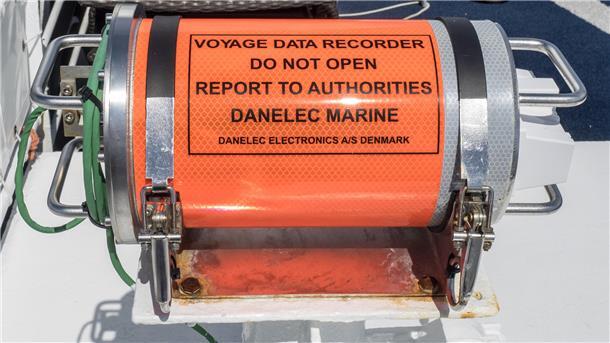 Frachter-Crash: Drei der Opfer stammen aus den Philippinen | Update 43 Ein Voyage Data Recorder auf der MS Bremen. Das Foto unterliegt folgender Lizenz.
