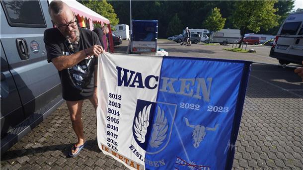 Ein Wacken-Fan, gestrandet in Hamburg am Volksparkstadion.