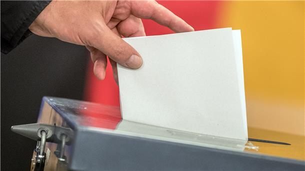 Ein Wähler wirft seinen Stimmzettel zur Bundestagswahl in die Wahlurne.