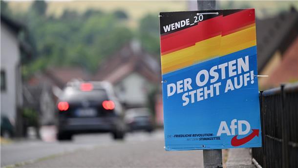 AfD mit Chance auf ihren ersten Landrat in Deutschland Ein Wahlplakat der AfD hängt an der Bundesstraße 89 im Landkreis Sonneberg.