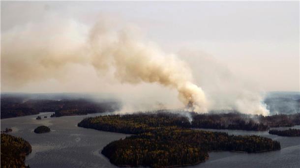 Waldbrände in Kanada führen zu Evakuierungen Ein Waldbrand im Norden Manitobas in der Nähe von Flin Flon.