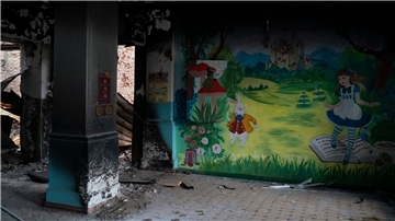 Ein Wandgemälde ziert eine Wand in einer stark beschädigten Schule in der durch ukrainische Streitkräfte zurückeroberten Stadt Lyman.