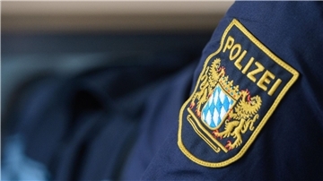 Ein Wappen der Bayerischen Polizei an einer Uniform.